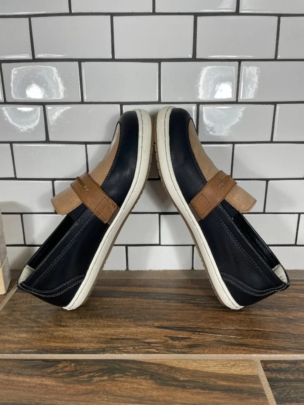 Taos Upward Shoes Womens Size 8 Black Tan Leather Slip On Comfort Loafers